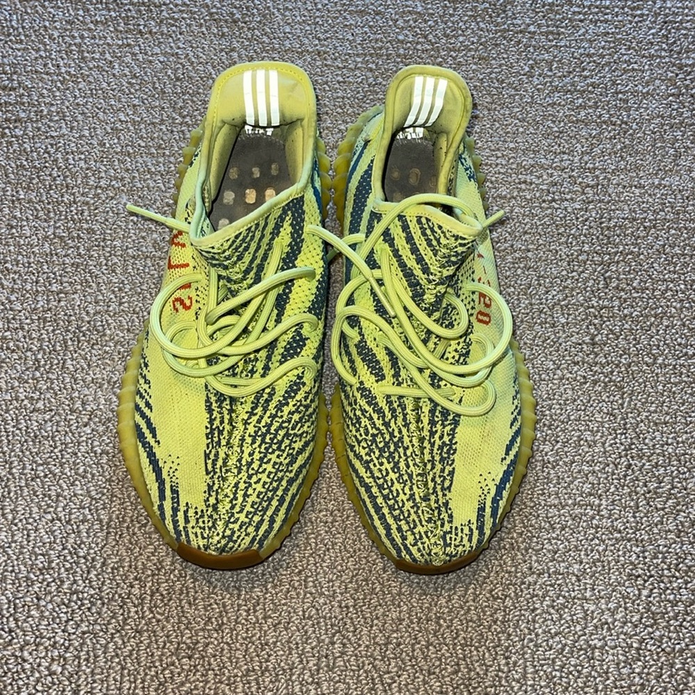 adidas Yeezy Boost 350 V2
Semi Frozen Yellow